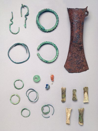 Contenuto della tomba di un bambino, da Barrow II, Tomba I a Vace da Iron Age